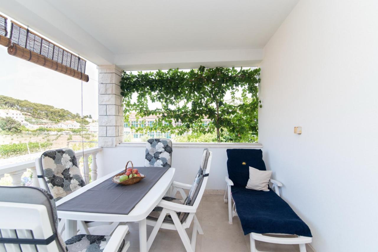 Apartments Mare Postira Exterior photo
